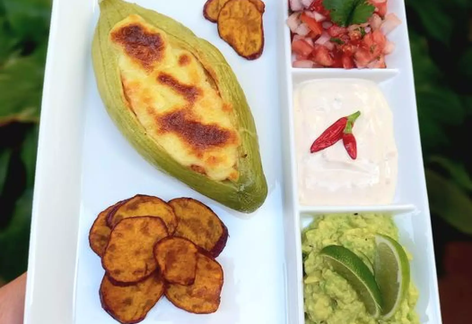 Mexická plněná ačokča mletým masem a sýrem oaxaca, batátové lupínky, pico de gallo, zakysaná smetana s chipotle a avokádová salsa