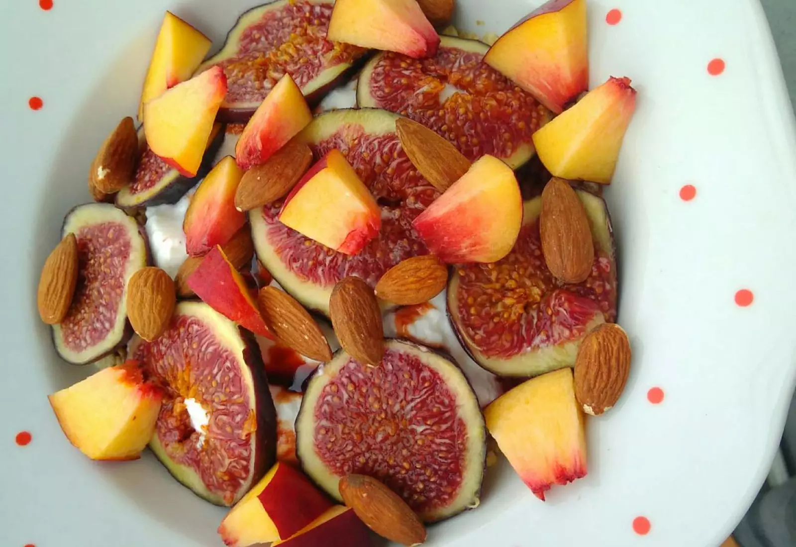 Vločková miska s jogurtem,  fíky a broskví